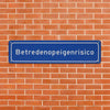 metalen-bord-betreden