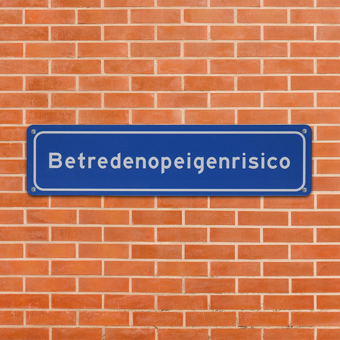 metalen-bord-betreden